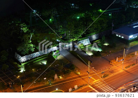 ことでん高松築港駅と高松城址（玉藻公園）の夜景 93637621