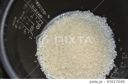 電気炊飯器のお釜に白米を入れたところ 93637686