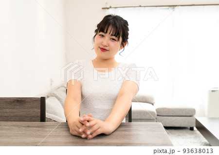 リラックスする若い主婦 93638013