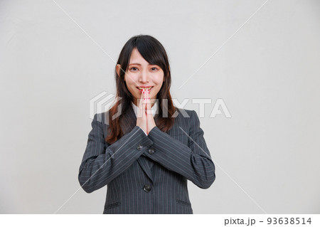 かわいくお願い事をするスーツを着た女性 かわいくお願い事をするスーツを着た女性 93638514