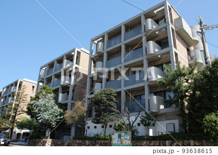 青空に映えるアースカラーのタイルとコンクリート打ちっ放しがオシャレな美しい5階建ての都市のマンション 青空に映えるアースカラーのタイルとコンクリート打ちっ放しがオシャレな美しい5階建ての都市のマンション 93638615