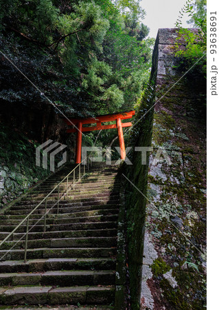 鳳来寺山石垣と階段と鳥居 93638691