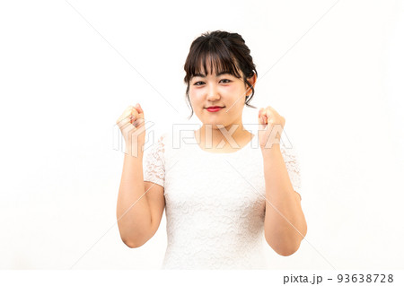 ガッツポーズをする若い女性 93638728