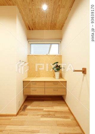 お洒落な玄関ホール内収納 93639170