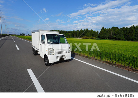 配達中/軽貨物車両/軽トラック/貨物車1 配達中/軽貨物車両/軽トラック/貨物車1 93639188