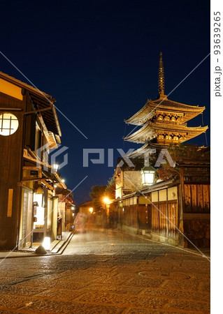 京都の夜景 八坂の塔 93639265