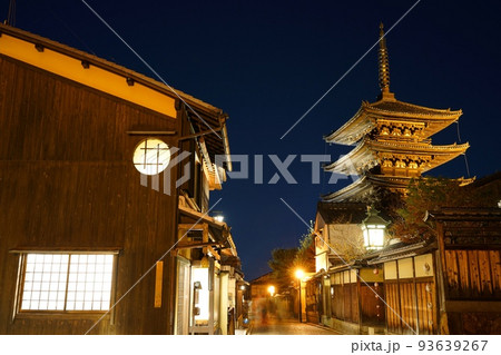 京都の夜景 八坂の塔 93639267