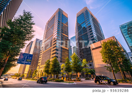日本の東京都市景観 夕日に染まる大手町ファーストスクエアなどを望む 日本の東京都市景観 夕日に染まる大手町ファーストスクエアなどを望む 93639286