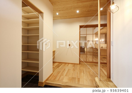 お洒落な玄関ホール 93639401