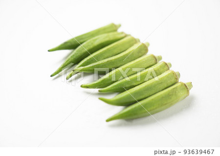 並べた8個のオクラ 93639467