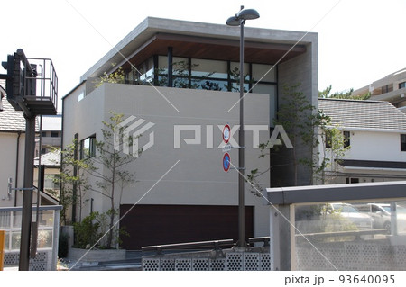 L型の屋根の壁面のキューブ型のコンクリート打ちっ放しのモダンでオシャレでスタイリッシュな美しい邸宅 L型の屋根の壁面のキューブ型のコンクリート打ちっ放しのモダンでオシャレでスタイリッシュな美しい邸宅 93640095