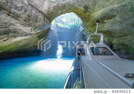 西伊豆 堂ヶ島 遊覧船 光芒射す海の洞窟「天窓洞」 西伊豆 堂ヶ島 遊覧船 光芒射す海の洞窟「天窓洞」 93640423