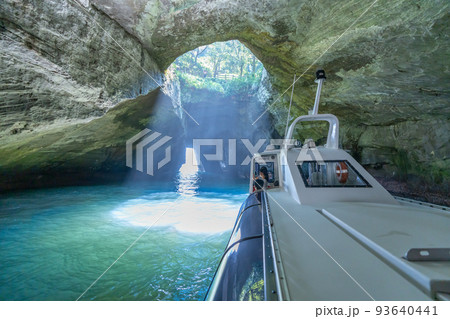 西伊豆 堂ヶ島 遊覧船 光芒射す海の洞窟「天窓洞」 西伊豆 堂ヶ島 遊覧船 光芒射す海の洞窟「天窓洞」 93640441