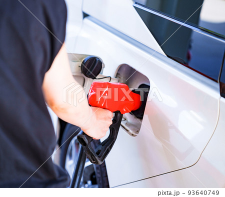 ガソリン 給油 ガソリンスタンド 【 原油 高騰 の イメージ 】 ガソリン 給油 ガソリンスタンド 【 原油 高騰 の イメージ 】 93640749