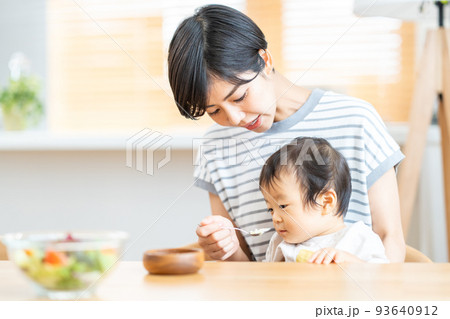 赤ちゃんに食事を与える母親 赤ちゃんに食事を与える母親 93640912