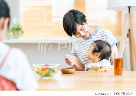 赤ちゃんに食事を与える母親 93640917