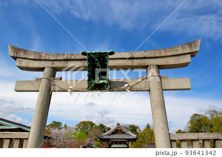 京都　二条城近くの神泉苑　鳥居 93641342