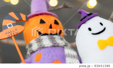 ハロウィーンの可愛いカボチャとお化け 93641386