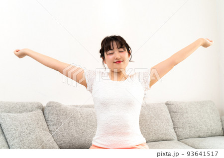 背のびをする女性 背のびをする女性 93641517