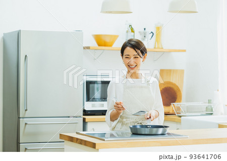 キッチンの女性 93641706