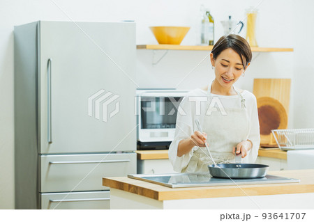 キッチンの女性 93641707