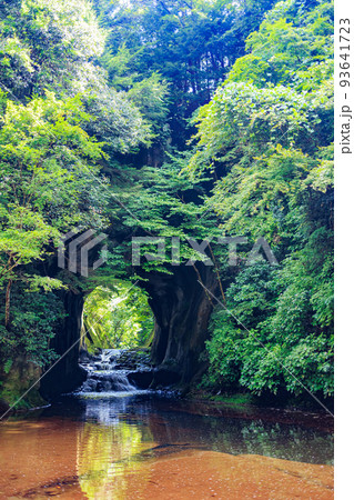 千葉県君津市にある亀岩の洞窟 93641723