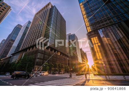 日本の東京都市景観 夕日に染まる大手町駅前のオフイスビル群などを望む＝8月27日の写真素材 [93641866] - PIXTA