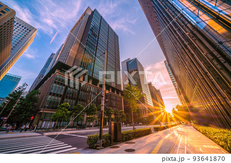 日本の東京都市景観 夕日に染まる大手町駅前のオフイスビル群などを望む＝8月27日 93641870