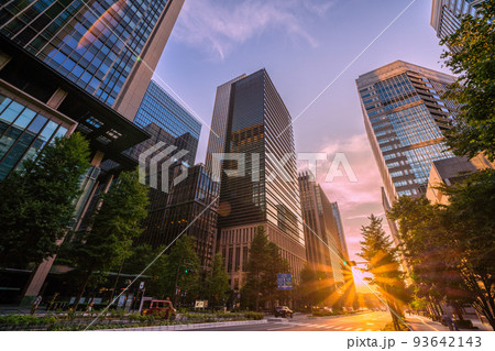 日本の東京都市景観 夕日に染まる「大手町」交差点のオフイスビル群などを望む=8月27日 日本の東京都市景観 夕日に染まる「大手町」交差点のオフイスビル群などを望む=8月27日 93642143