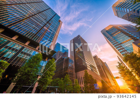 日本の東京都市景観 夕日に染まる「大手町」交差点のオフイスビル群などを望む＝8月27日 93642145