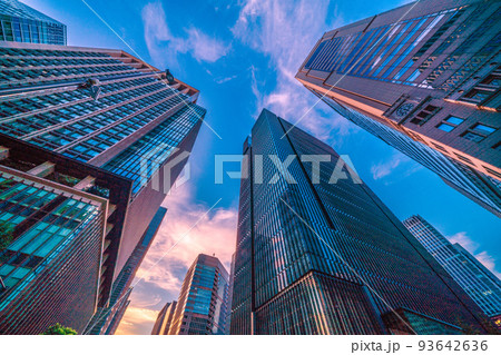 日本の東京都市景観 大手町駅前の交差点から夕日に染まるオフイスビル群などを望む＝8月27日 93642636