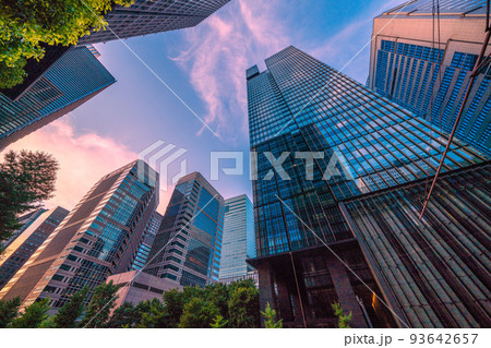 日本の東京都市景観 夕日に染まる大手町駅前のオフイスビル群などを望む=8月27日 日本の東京都市景観 夕日に染まる大手町駅前のオフイスビル群などを望む=8月27日 93642657
