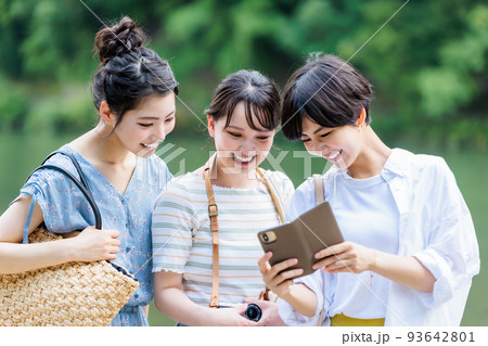 友達と観光地を巡る女子旅 友達と観光地を巡る女子旅 93642801