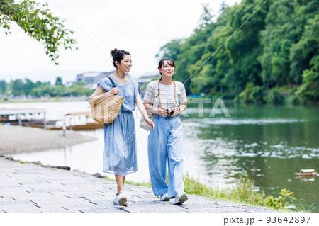女子旅で仲良く観光する若い女性 女子旅で仲良く観光する若い女性 93642897