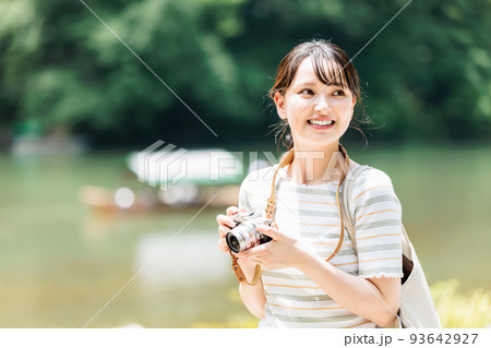 観光を楽しむ若い女性 93642927