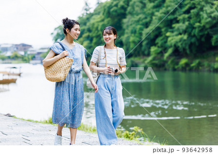 女子旅で仲良く観光する若い女性 93642958