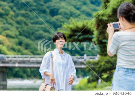 女子旅でカメラを持って観光する若い女性 女子旅でカメラを持って観光する若い女性 93643040