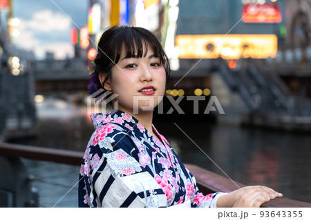 道頓堀川で夕涼みする浴衣の女性 道頓堀川で夕涼みする浴衣の女性 93643355