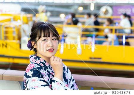 道頓堀川で夕涼みする浴衣の女性 道頓堀川で夕涼みする浴衣の女性 93643373