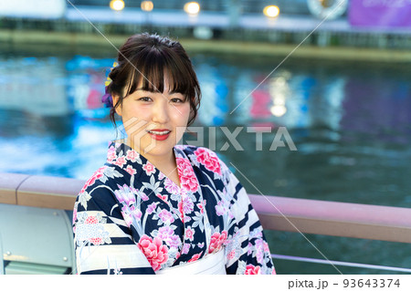 道頓堀川で夕涼みする浴衣の女性 道頓堀川で夕涼みする浴衣の女性 93643374