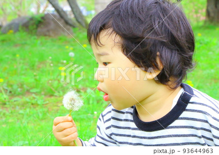 公園で遊ぶ男の子 公園で遊ぶ男の子 93644963