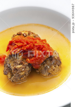 broth with meatballs and tomato sauce 93644987