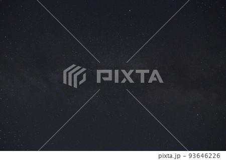 北杜市白州町、見上げる夏の夜空に天の川 93646226