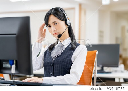 悩むオペレーター 93646775