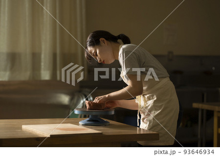 陶芸　若い女性　陶芸家 93646934