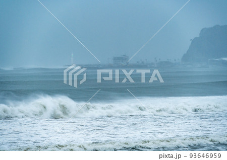湘南七里ヶ浜と江の島の台風のウネリ 湘南七里ヶ浜と江の島の台風のウネリ 93646959