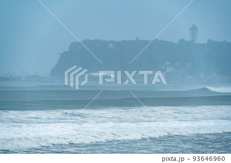 湘南七里ヶ浜と江の島の台風のウネリ 湘南七里ヶ浜と江の島の台風のウネリ 93646960