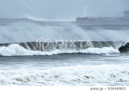 湘南七里ヶ浜と江の島の台風のウネリ 湘南七里ヶ浜と江の島の台風のウネリ 93646963