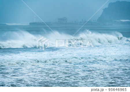 湘南七里ヶ浜と江の島の台風のウネリ 湘南七里ヶ浜と江の島の台風のウネリ 93646965