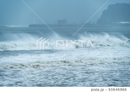 湘南七里ヶ浜と江の島の台風のウネリ 93646966